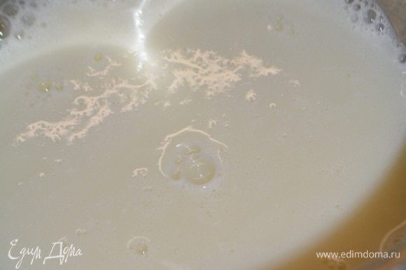Молоко довести до кипения и снять с огня. Подождать пару секунд и ввести разбухший желатин. Температура молока должна быть 80-82°С. Размешать до растворения желатина.