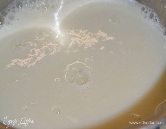 Молоко довести до кипения и снять с огня. Подождать пару секунд и ввести разбухший желатин. Температура молока должна быть 80-82°С. Размешать до растворения желатина.