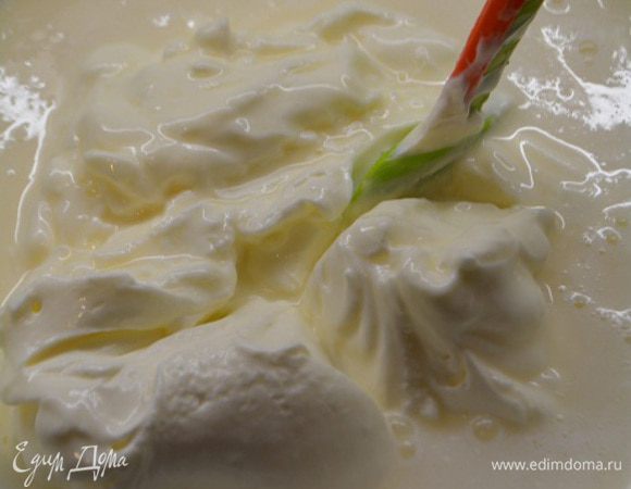 Влить молоко с желатином к сырной массе. Перемешать аккуратно снизу-вверх.