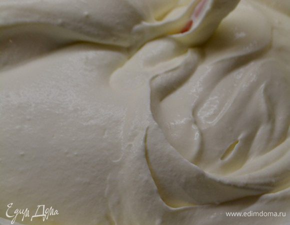 К этой же массе добавить взбитые сливки и все хорошо смешать лопаткой. До однородного пышного состояния.