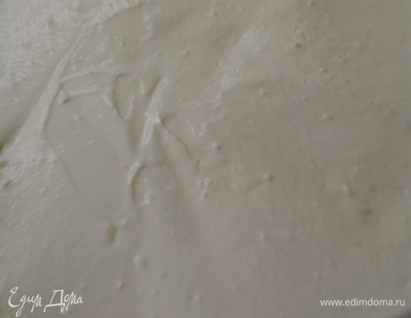 Выложить сливочный мусс на основу и разровнять. Снова убрать в холодильник на 1-2 часа.