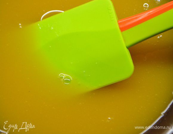 Когда чизкейк застынет, начинаем делать желе. Для этого желатин замочить в холодной воде, дать набухнуть. 50 гр фруктового сока с мякотью вылить в сотейник и довести до кипения. Снять с огня и остудить до 80-82°С, ввести желатин и размешать до растворения. Добавить оставшийся сок (100 г) и перемешать.