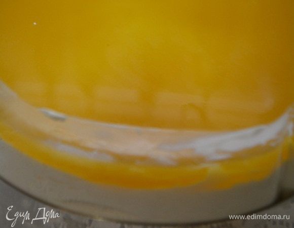 Достать чизкейк из холодильника и вылить теплое желе. Снова убрать до застывания.