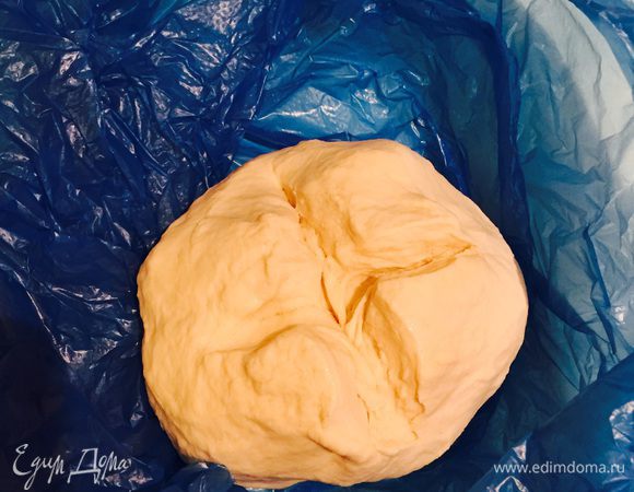 Сверху и снизу наш тортик "окаймляют" слоенные коржи. Для этого можно купить готовое слоеное тесто, либо замешать тесто самим из муки, соли и воды, пока оно не соберется в шар. Делаем крестообразный надрез и ставим в холод минимум на полчаса.