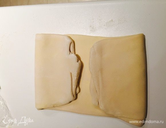 Потом поворачиваем на 90 градусов и снова раскатываем в прямоугольник. В этот раз мысленно делим на 4 части и две крайние складываем к центру, потом друг на друга, как книжку.