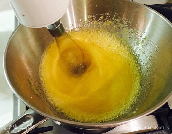 Кокосовый спонж. Застилаем противень бумагой, разогреваем духовку до 180°C. Яйца взбиваем с сахаром на водяной бане, пока масса не станет теплой, убираем.