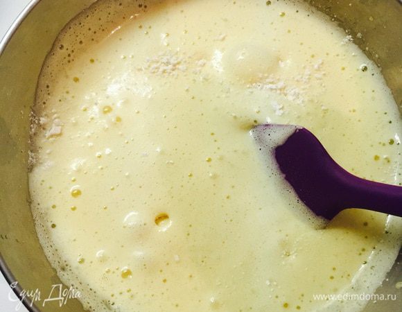 Продолжаем взбивать, пока масса не станет светлой и воздушной (минут 7-10). Добавляем просеянные сухие ингредиенты, мешаем лопаточкой. Для того, чтобы получить кокосовую муку надо просто стружку пробить блендером.