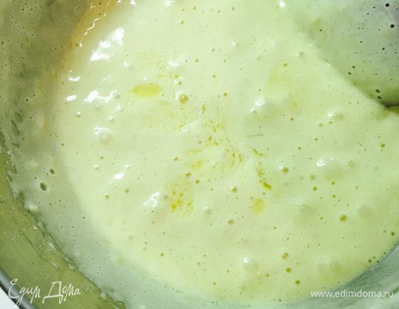 Вливаем растопленное в горячем молоке масло (и остуженное).