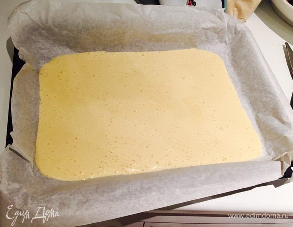 Вымешиваем быстро, выливаем тесто на противень и выпекаем минут 12-15.