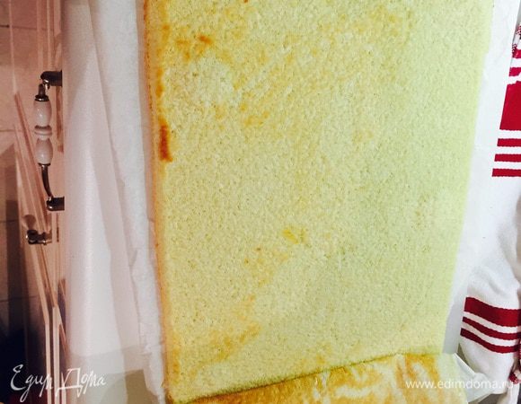 Готовый корж остудить, перевернуть, освободить от пергамента, накрыть и отставить.