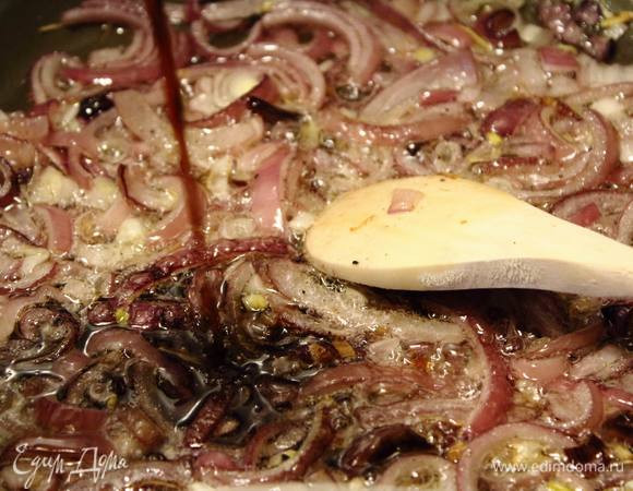 Добавить в лук соевый соус и поперчить, перемешать, всыпать муку и хорошо перемешать, чтобы не было комочков. Снять с плиты — начинка готова.