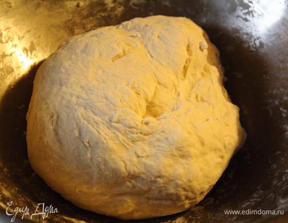 Смешать пшеничную с цельнозерновой муку, добавить соль и оливковое масло и размешать. Постепенно добавляя теплую воду, замесить тесто.