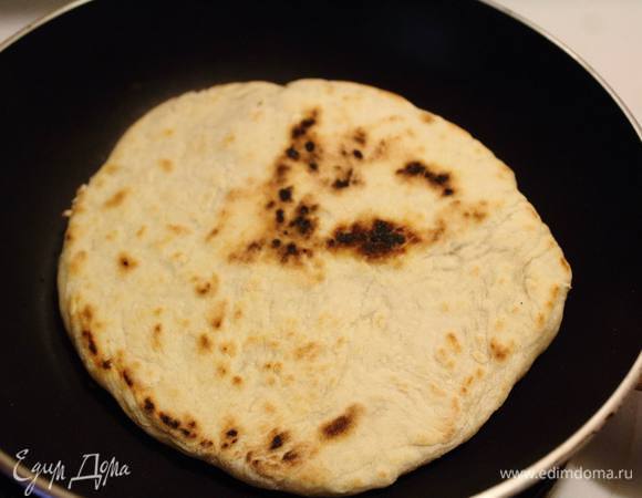 Жарить лепешки на сухой сковороде, на не самом большом огне примерно 3-5 минут с каждой стороны.