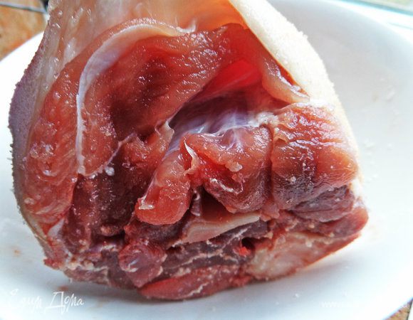 Покупаем на рынке рульку, какая приглянулась. Мне ещё важен продавец, который её продаёт, ну это мой пунктик. Моем, обсушим, надрежем длинным ножом пространство под кожей и вдоль волокон.