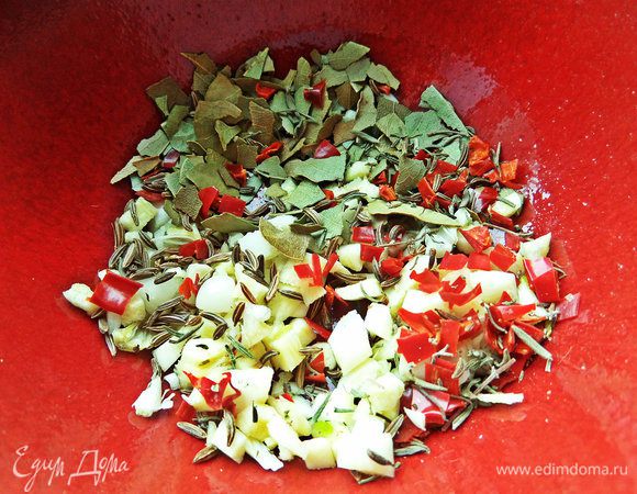 Готовим специи, для того, чтобы натереть рульку. Ломаем лавровый лист, мельчим чеснок, чили...