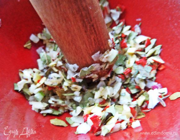 Растираем вместе с другими специями в ступке.