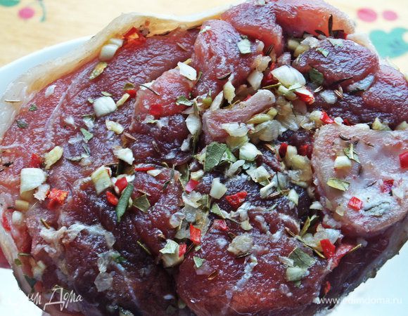 Втираем в мясную часть, стараясь затолкать под кожей...