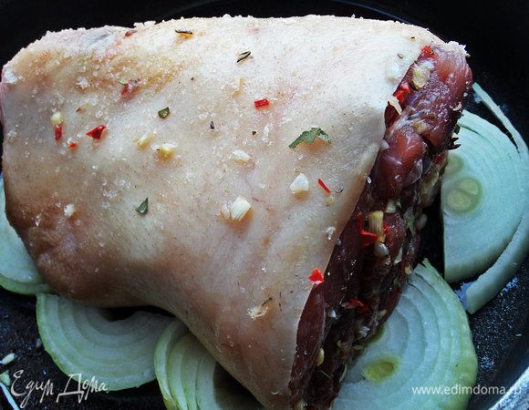 Форму смазываем маслом, раскладываем лук и сверху рульку. Лук приготовится быстро и можно потом его вынуть. Я добавляла потом новый.