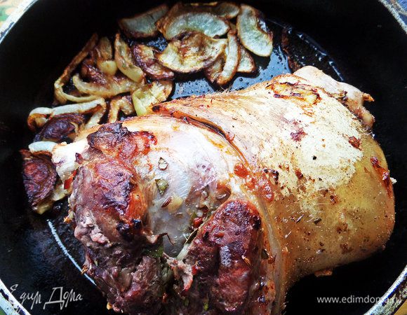 Вот тут я его отодвинула, чтобы не подгорел. Он уже отдал свои ароматы!