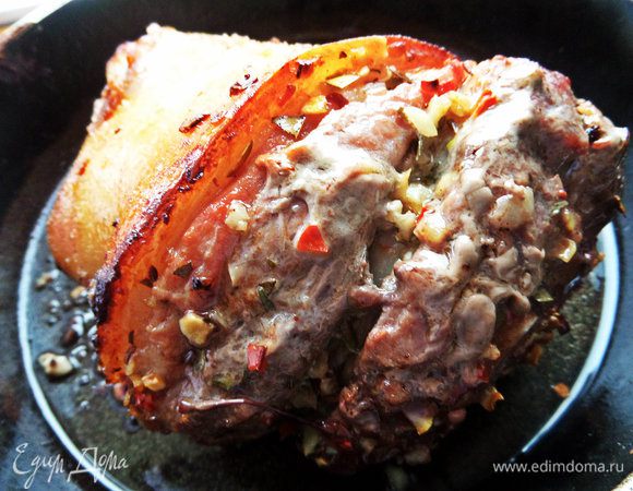 Рульку запекала в тяжёлой чугунной сковороде со съёмной ручкой при 190°C, поворачивая мяско со всех сторон, даже мясом вниз ставила! 