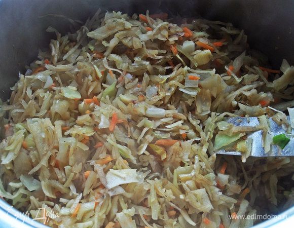 Высыпаем к луку, перемешиваем на огне.