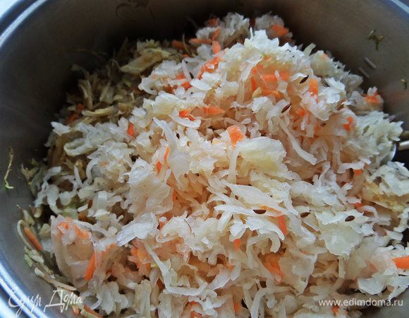 Высыпаем туда же квашеную. Я её нарезала немного для удобства.