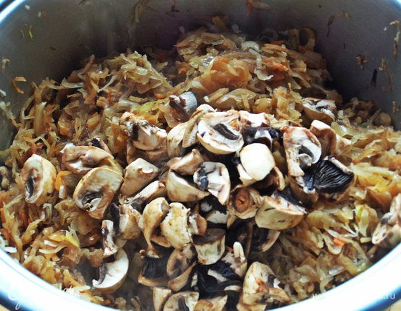 Соль, сахар — по вкусу, немного воды или бульона и тушим под крышкой, иногда перемешивая, часа 1,5.