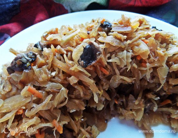 Такую тушёную капусту можно кушать и в пост. Но мы подадим на одном блюде с рулькой.