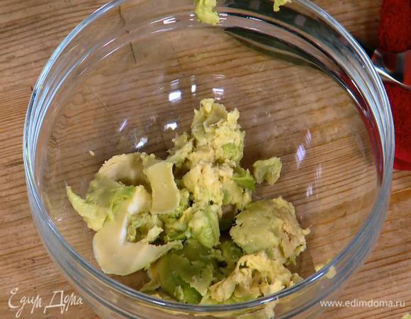 Авокадо почистить и, удалив косточку, ложкой вынуть мякоть.