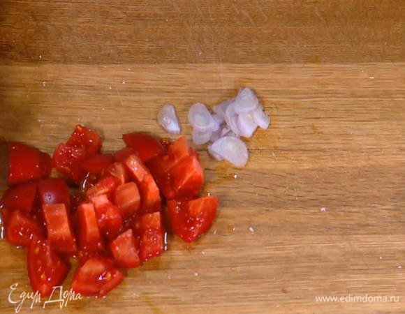 Лук-шалот почистить и нарезать тонкими полукольцами.