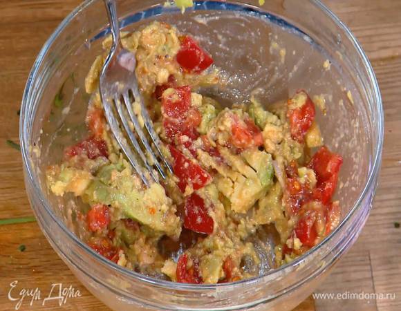 Приготовить соус: мякоть авокадо соединить с нарезанным помидором и шалотом, полить все лимонным соком и оливковым маслом Extra Virgin, посолить, поперчить и размять вилкой.