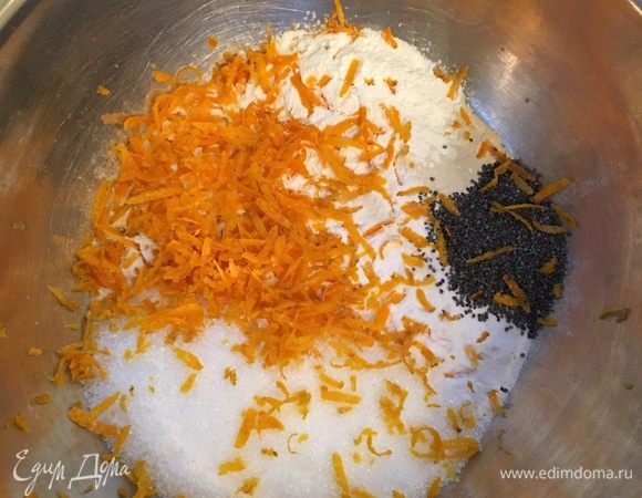 Натираем цедру апельсина на мелкой терке (только оранжевый слой). Смешиваем сухие ингредиенты и добавляем к ним цедру. В качестве сахарозаменителя у меня эритритол, на свой вкус, я добавляю 2-3 ст. л.