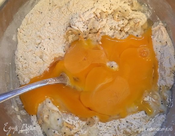 Туда же добавляем кефир, ванильный экстракт, отделенные от белков желтки и хорошенько перемешиваем до однородности.