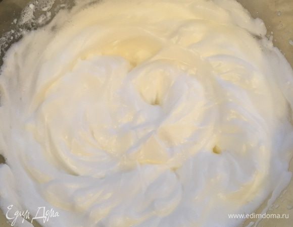 Белки взбиваем до крепких пиков.