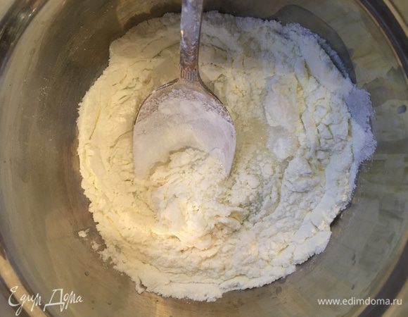 Глазурь.
Добавляем все ингредиенты и смешиваем. Я смешивала погружным блендером, чтобы не было комочков. Глазурь должна получиться не очень жидкой, консистенцию можно регулировать самим, если жидкое молоко залить не сразу , а постепенно.