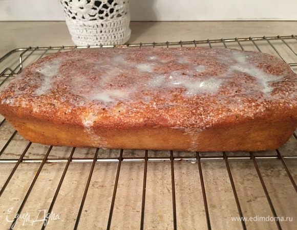 Теплый кекс поливаем глазурью и ждем пока полностью остынет.