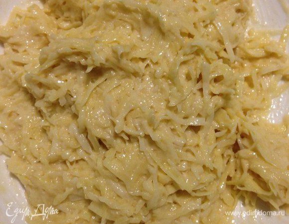 Сырую картошку натереть на крупной терке и отжать от сока.