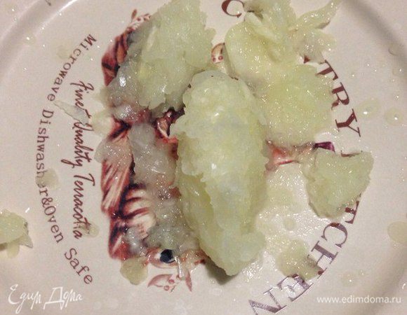 Лук натереть на терке.