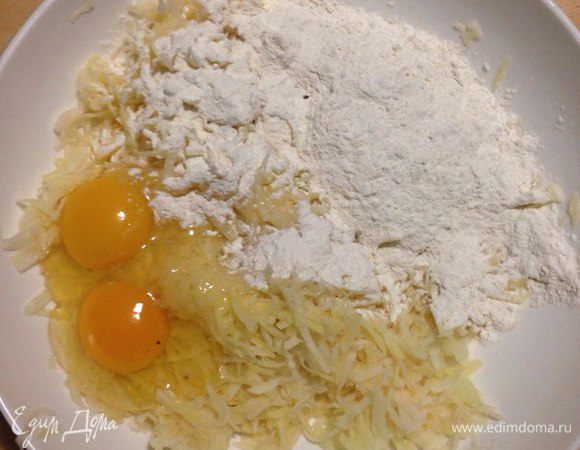 Смешать все ингредиенты в одной миске. 