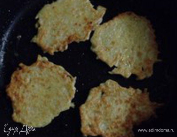 Хорошо разогреть масло на сковороде и выложить по 1/2 столовой ложки на сковороде и как бы немного их прижать, чтобы они были толщиной не больше 1 см и обжарить с двух сторон до золотистого цвета.
Затем вложить их на бумажную салфетку, чтобы излишки масла впитались в нее.