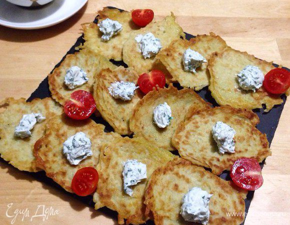 Сливочный сыр смешать с мелко порезанной зеленью и приправить солью.
Приятного аппетита!