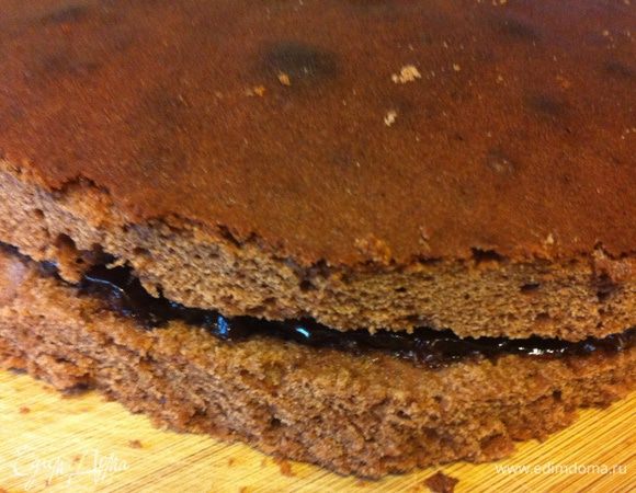 Готовый кекс достать, дать немного остыть в форме и полностью на решетке, разрезать на два коржа и густо смазать джемом. Я готовила специально рождественское сливовое повидло (1 кг слив: нарезать каждую на 8 частей, добавить 400 г сахара, цедру и сок одного апельсина, 1 звездочку бадьяна, 1/2 ч.л. корицы довести до 104°C и разлить в банки, или дать остыть и использовать). В таком виде завернуть кекс в пленку и оправить на 8 часов в холодильник.