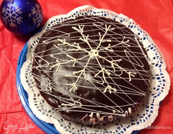 Растопить темный шоколад и нагреть сливки, размешать до полного соединения, достать кекс, покрыть глазурью, растопить белый шоколад, с помощью корнетика сделать брызги. Веселых праздников!