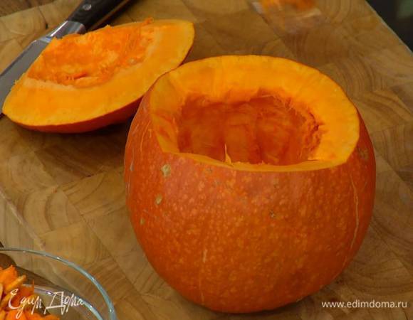 С тыквы срезать верхушку, так чтобы получилась «крышечка», удалить семена.