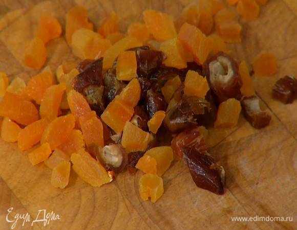 Финики и курагу мелко нарезать.