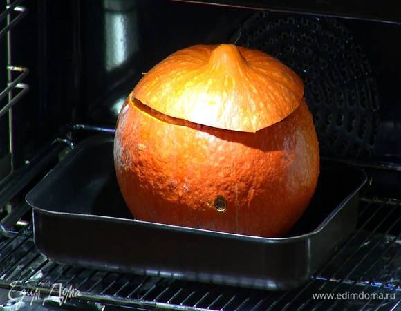 Тыкву поместить в небольшой противень, наполнить рисовой начинкой и накрыть «крышечкой».