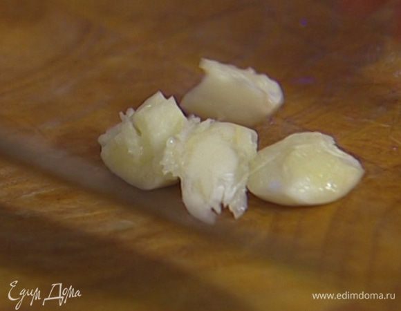 Чеснок почистить, раздавить плоской стороной ножа и мелко порубить.