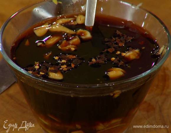 Приготовить маринад: соевый соус соединить с лимонным соком, вином и медом, добавить измельченный чеснок и пеперончино, все перемешать.