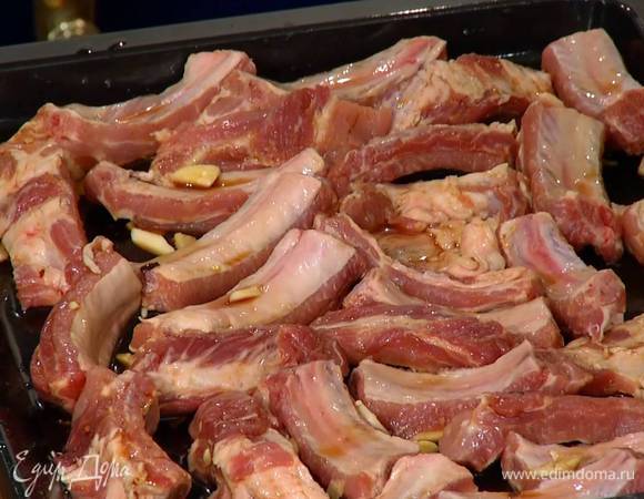 Свиные ребра полить со всех сторон маринадом.