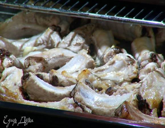 Накрыть противень фольгой и отправить в разогретую духовку на 2 часа, время от времени приоткрывать фольгу и поливать ребра выделившимся соком.